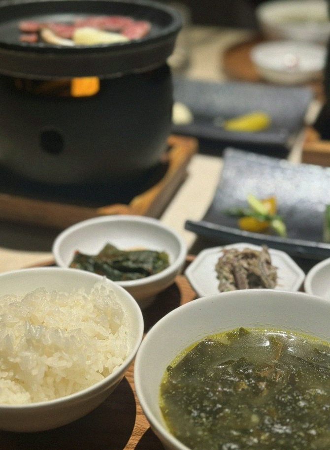 WOOARA Yeouido · assorted Korean side dishes (banchan)