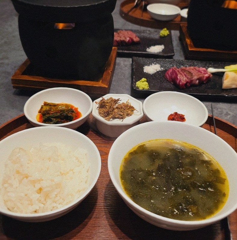 우하나 종각역점 · 정갈하게 차려진 반찬과 곁들임 찬