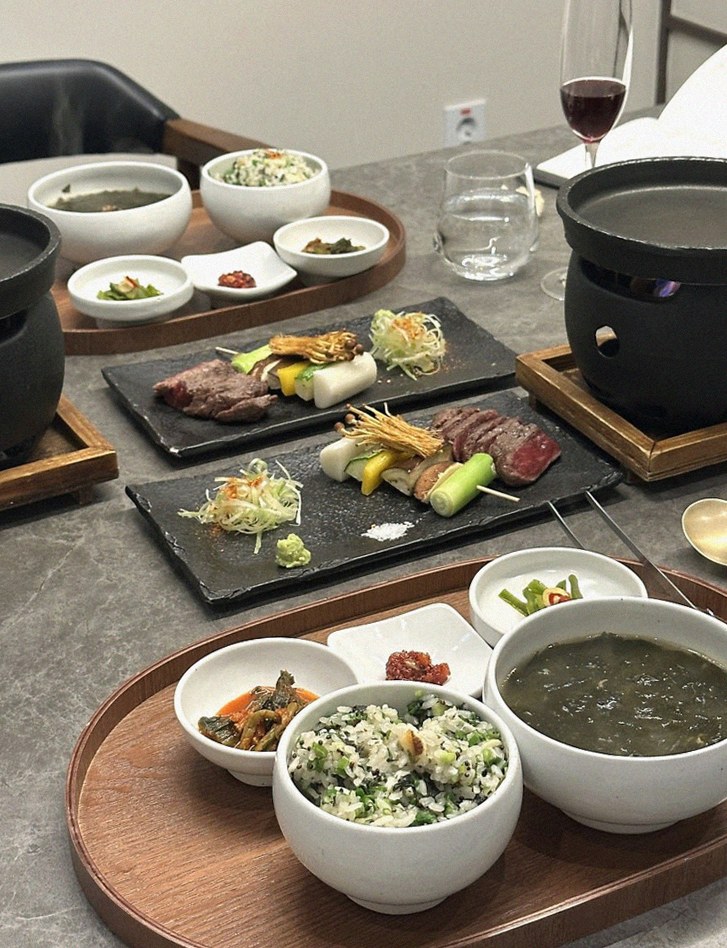 GOWOOGA Yeouido · assorted Korean side dishes (banchan)