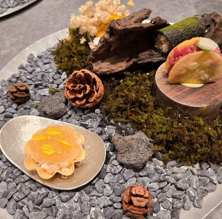 GOWOOGA Gangnam·Yeoksam · seafood course served alongside the beef