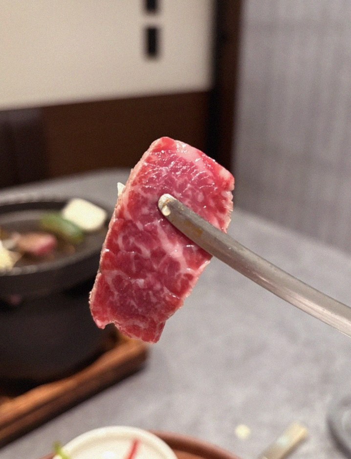 GOWOOGA Gangnam·Yeoksam · premium marbled Hanwoo beef presented before grilling